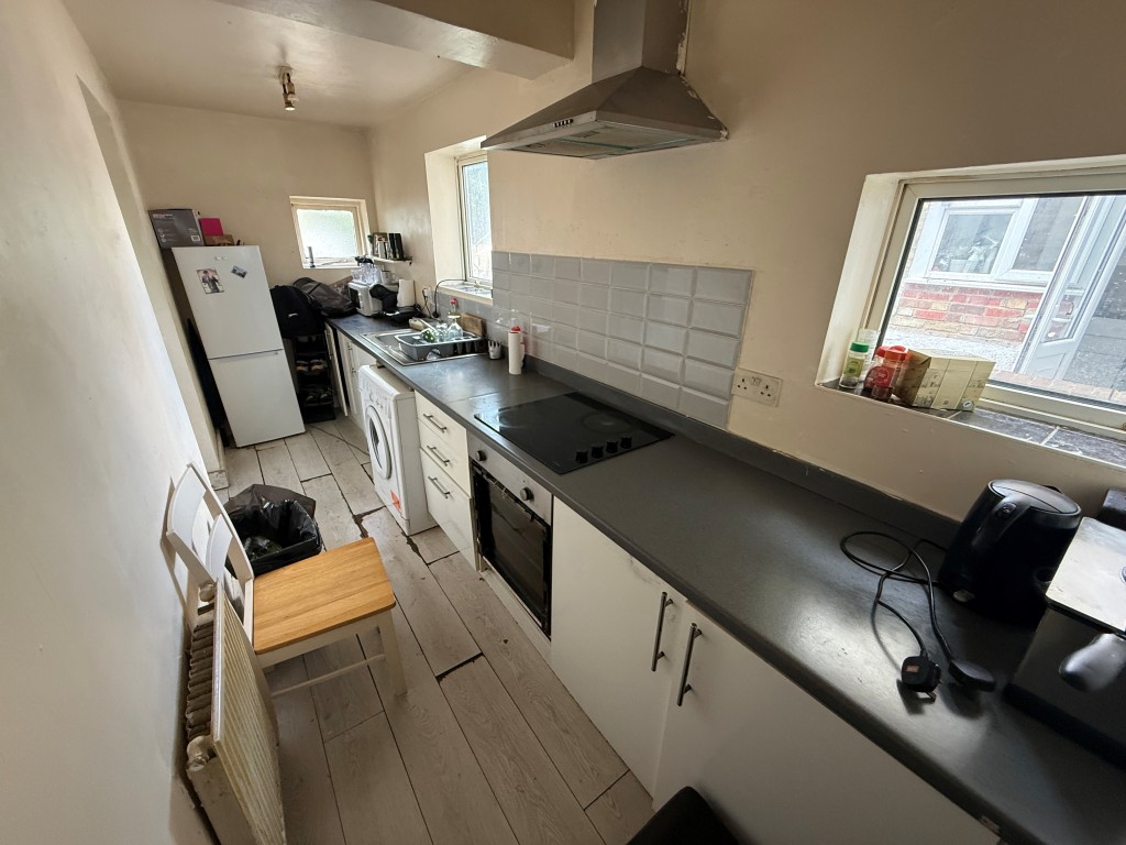 Lot: 221 - END-TERRACE HOUSE FOR REPAIR - Kitchen